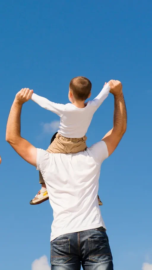 padre-jugando-hijos-aire-libre